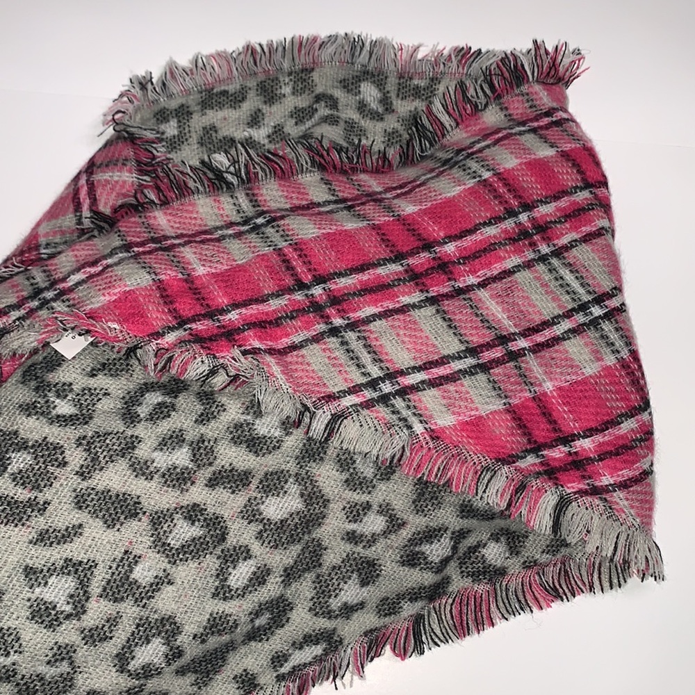 Claire’s Pink Multi Gray Cheetah Print Reversible Wool Scarf - Picture 4 of 5